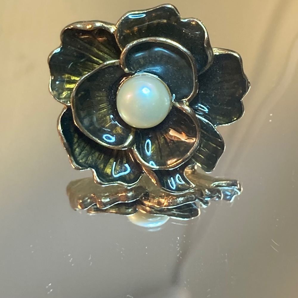 Flower Statement Ring Gold Tone Black Enamel Faux Pearl Center Sz 5.25 Cocktail